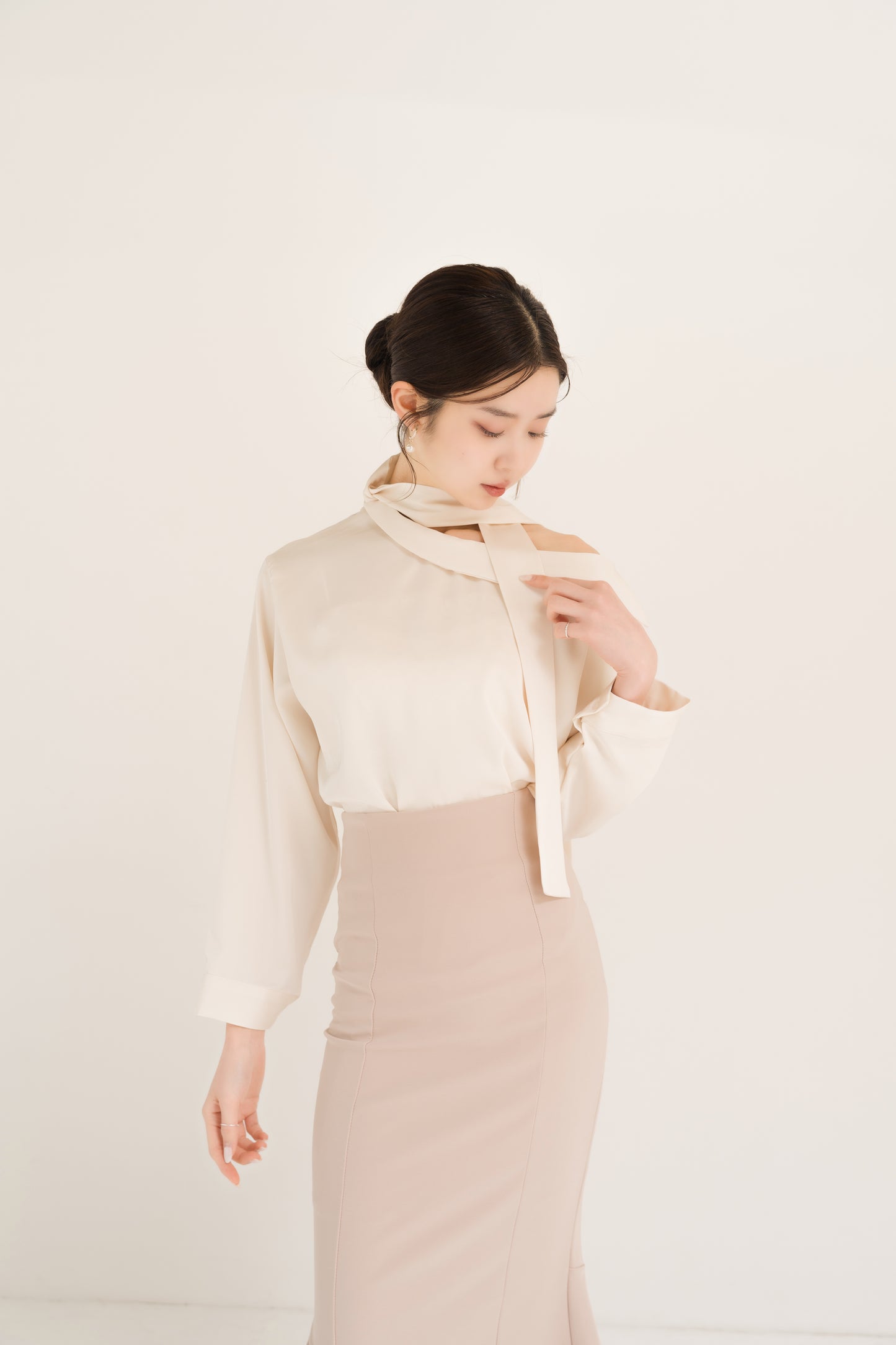 サテンアシンメトリータイブラウス