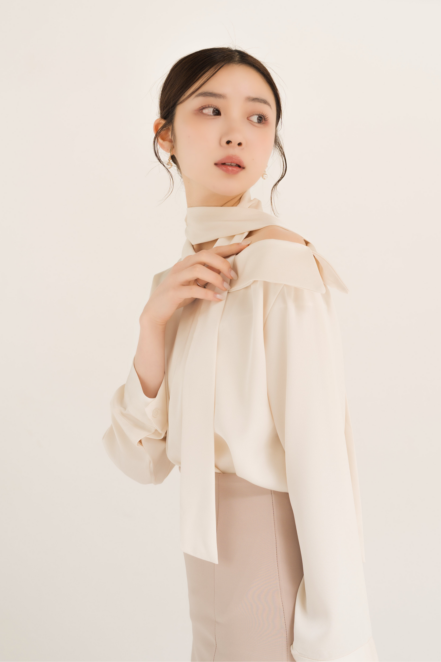 サテンアシンメトリータイブラウス