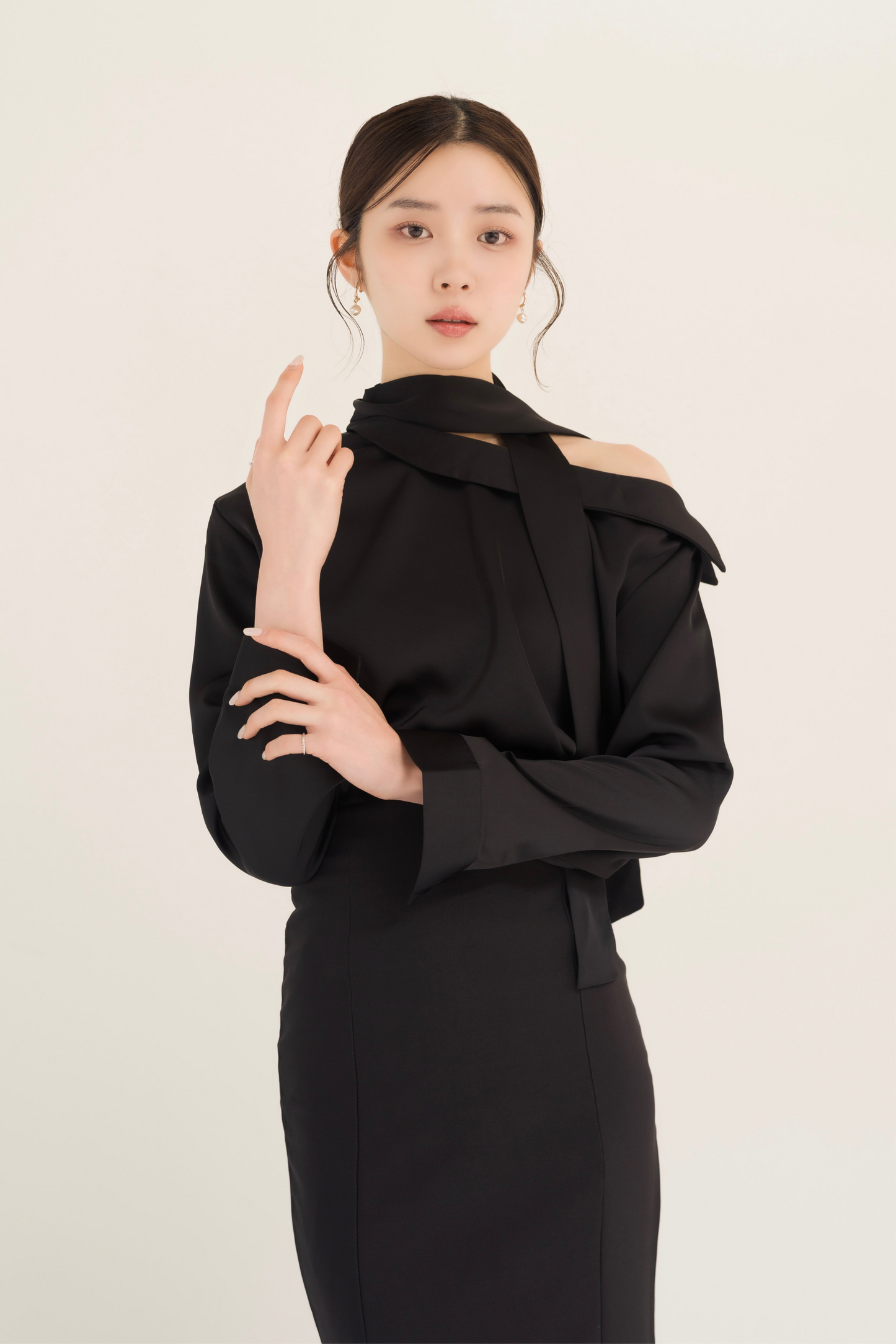 サテンアシンメトリータイブラウス