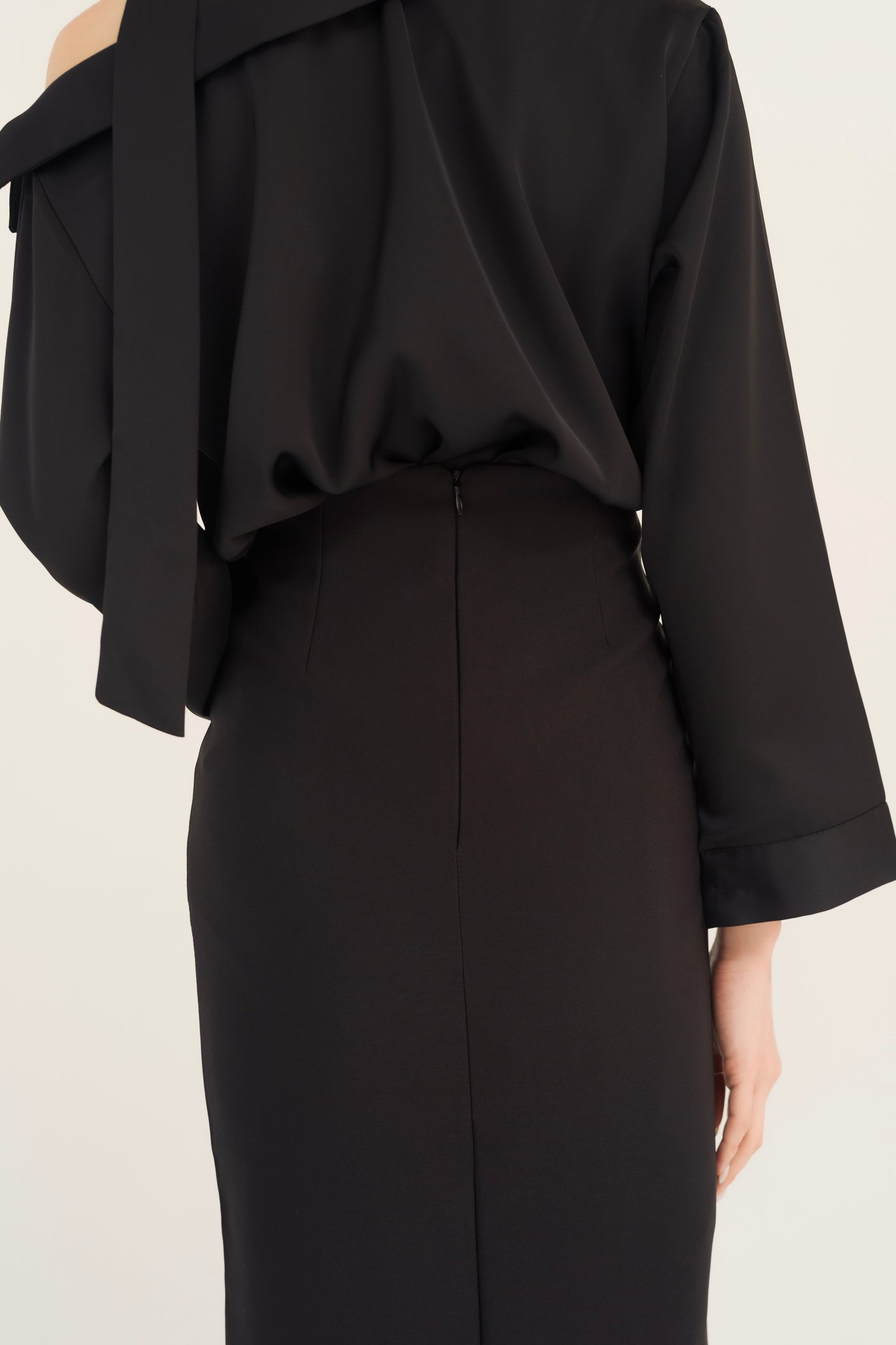 サテンアシンメトリータイブラウス