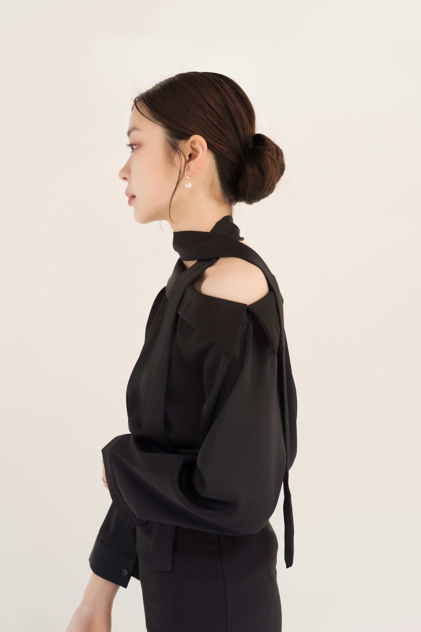 サテンアシンメトリータイブラウス