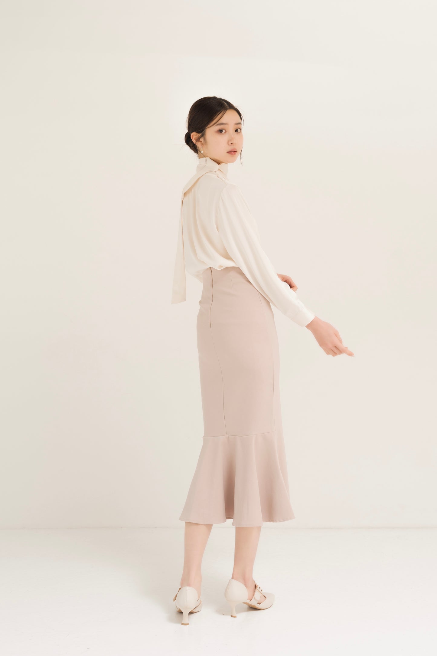 サテンアシンメトリータイブラウス