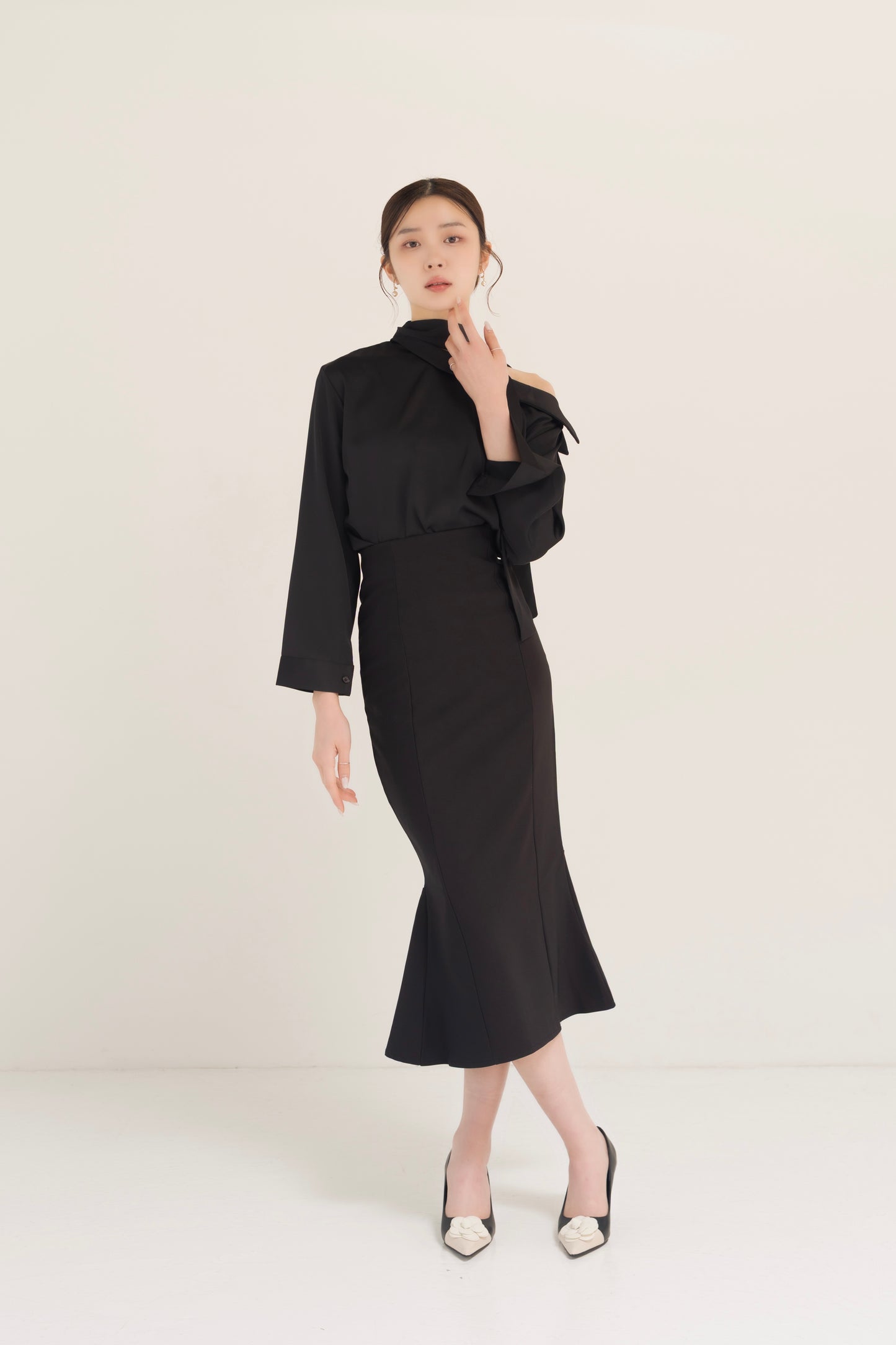 サテンアシンメトリータイブラウス