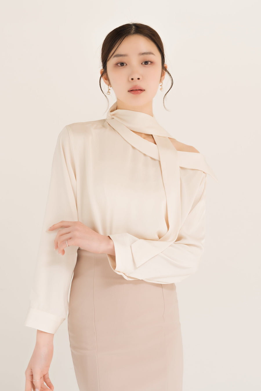 サテンアシンメトリータイブラウス